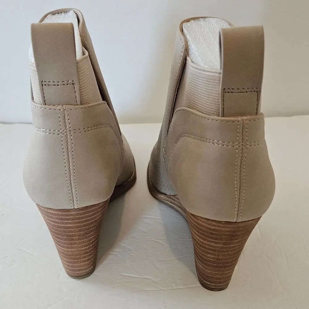 DV by Dolce Vita Gerdy Bootie Beige Ankle Wedge Heel Women's 6 Boho Chic Casual‎